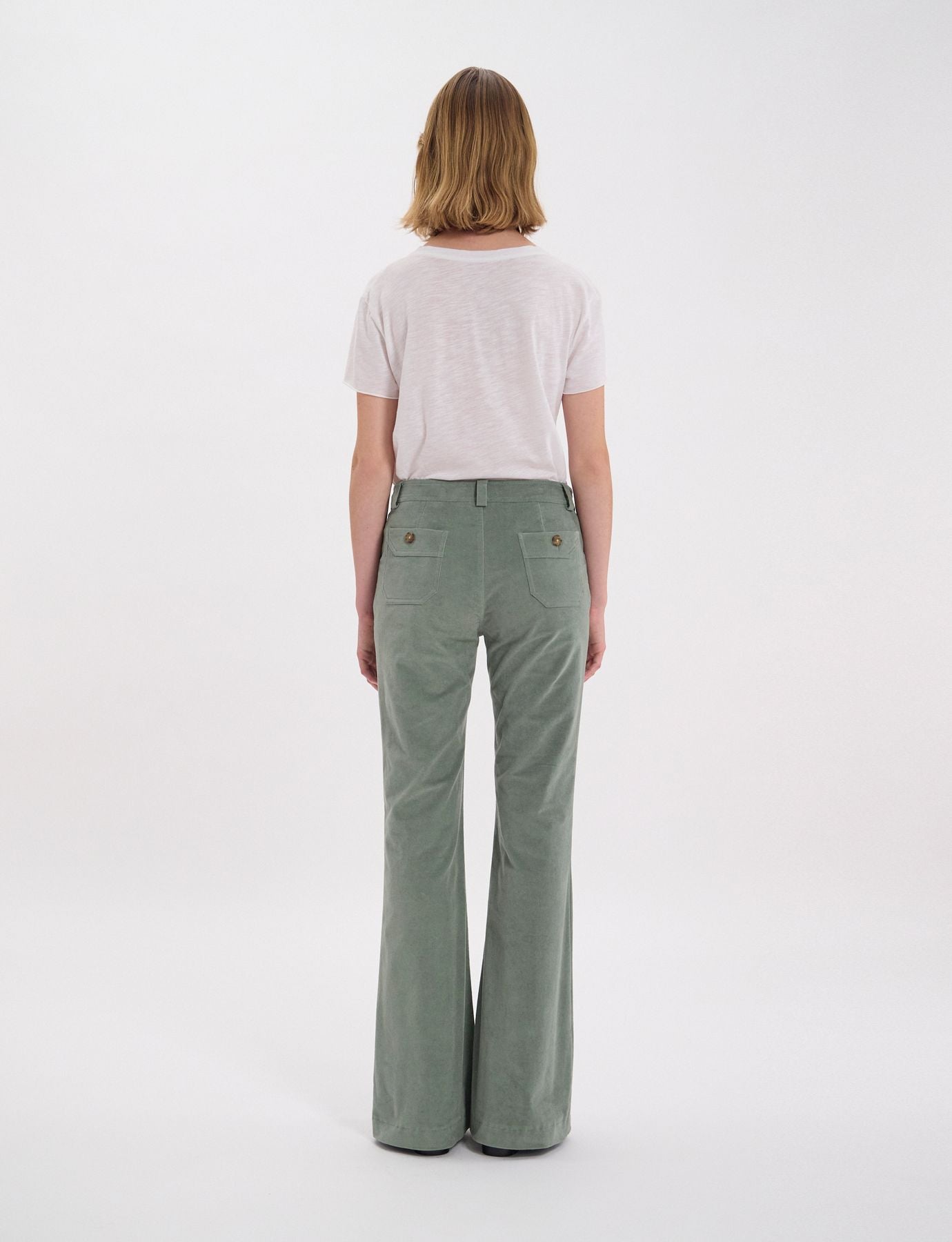 pantalon-charlotte-en-velours-lisse-vert-amande