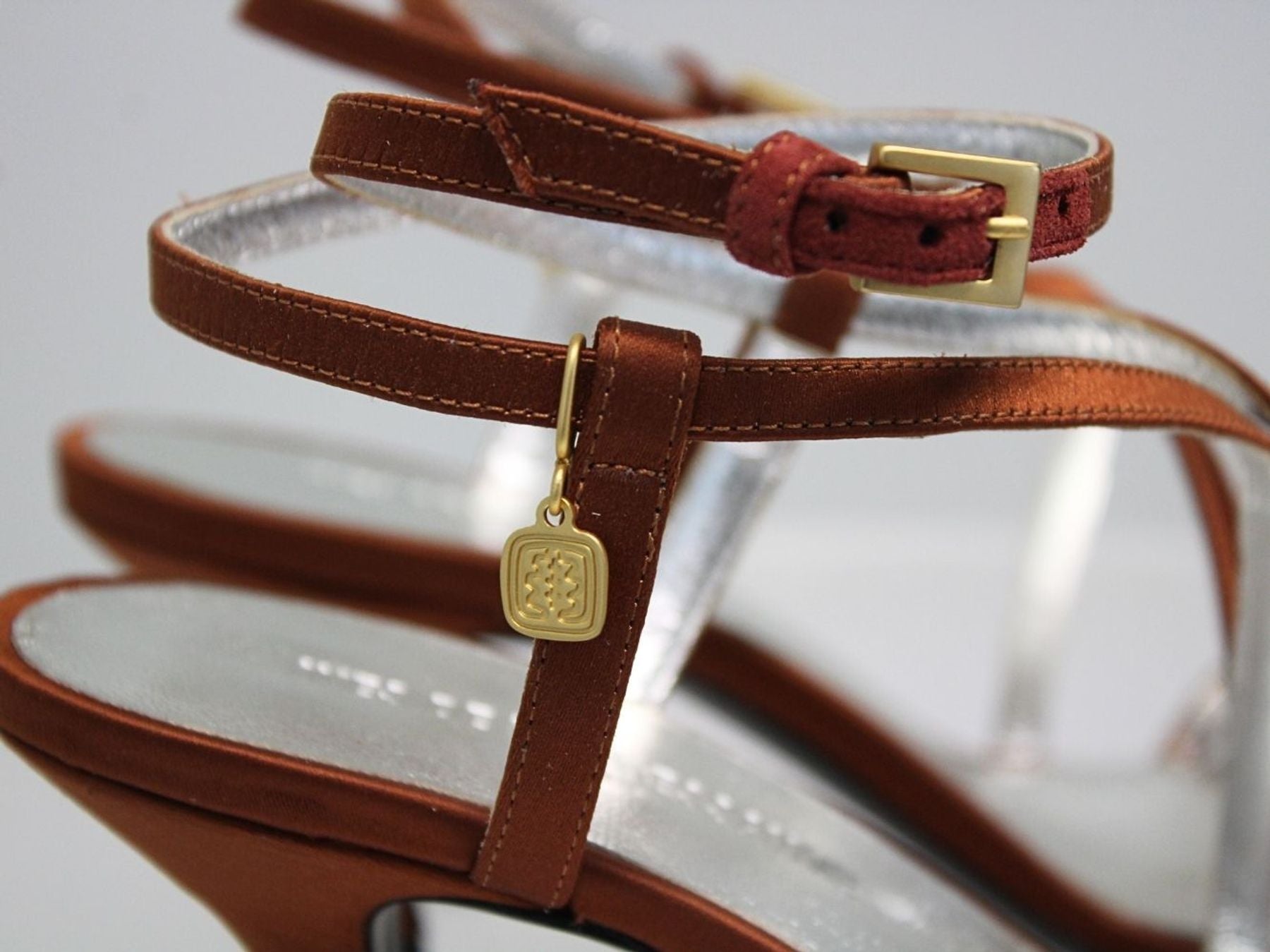 Sandales à talon, brides satin tabac